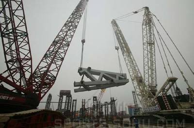 图文:鸟巢建设之钢结构 C1钢构下段脱胎起吊