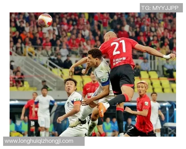 足球巨星挑战篮球场展现扣篮风采引发球迷热议