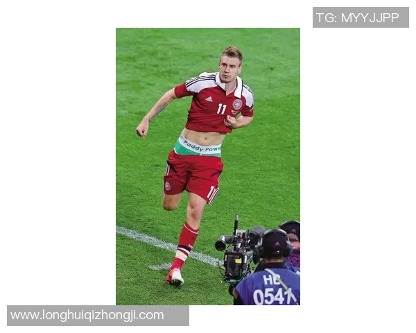 足球明星意外遭遇尴尬瞬间被扒裤子现场视频引发热议