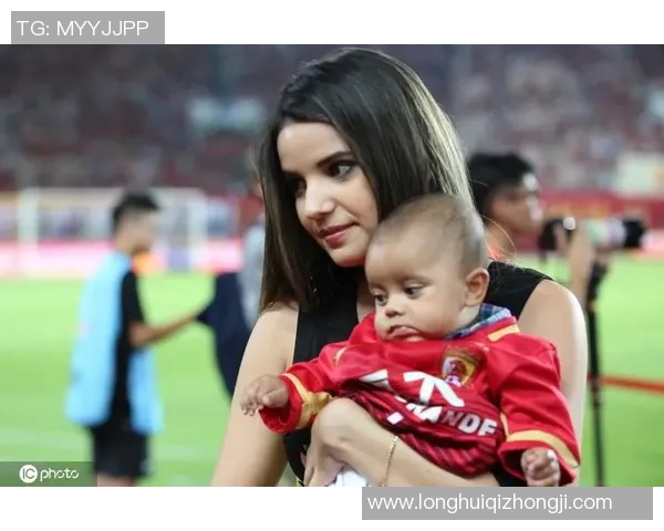 足球明星温馨时刻亲自为女儿扎辫子展现父爱与柔情的完美结合 足球明星温馨时刻亲自为女儿扎辫子展现父爱与柔情的完美结合